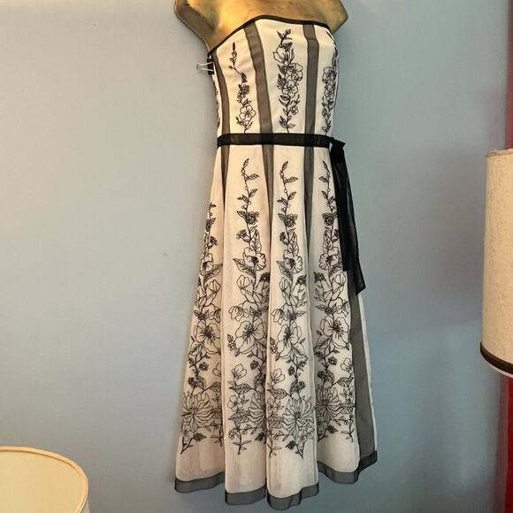 Lace floral dress, embroidered with bow accent, ivory, seen on TV show Charmed 8 - Picture 4 of 14